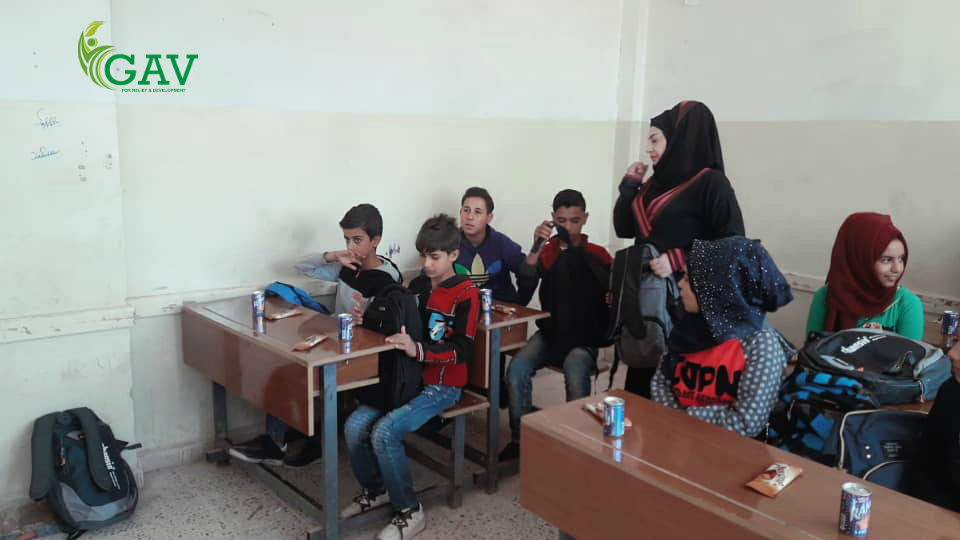 توزيع حقائب وأدوات مدرسية على طلاب مدرسة القحطانية