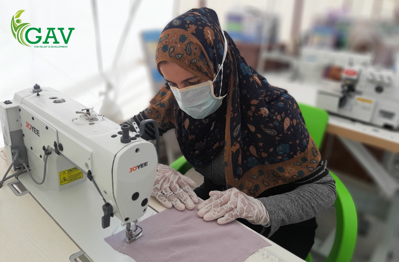 سوسن السفر، أثناء تدريبات ورشة الخياطة النسائية ضمن مشروع (بازار) في مخيم تل السمن - GAV