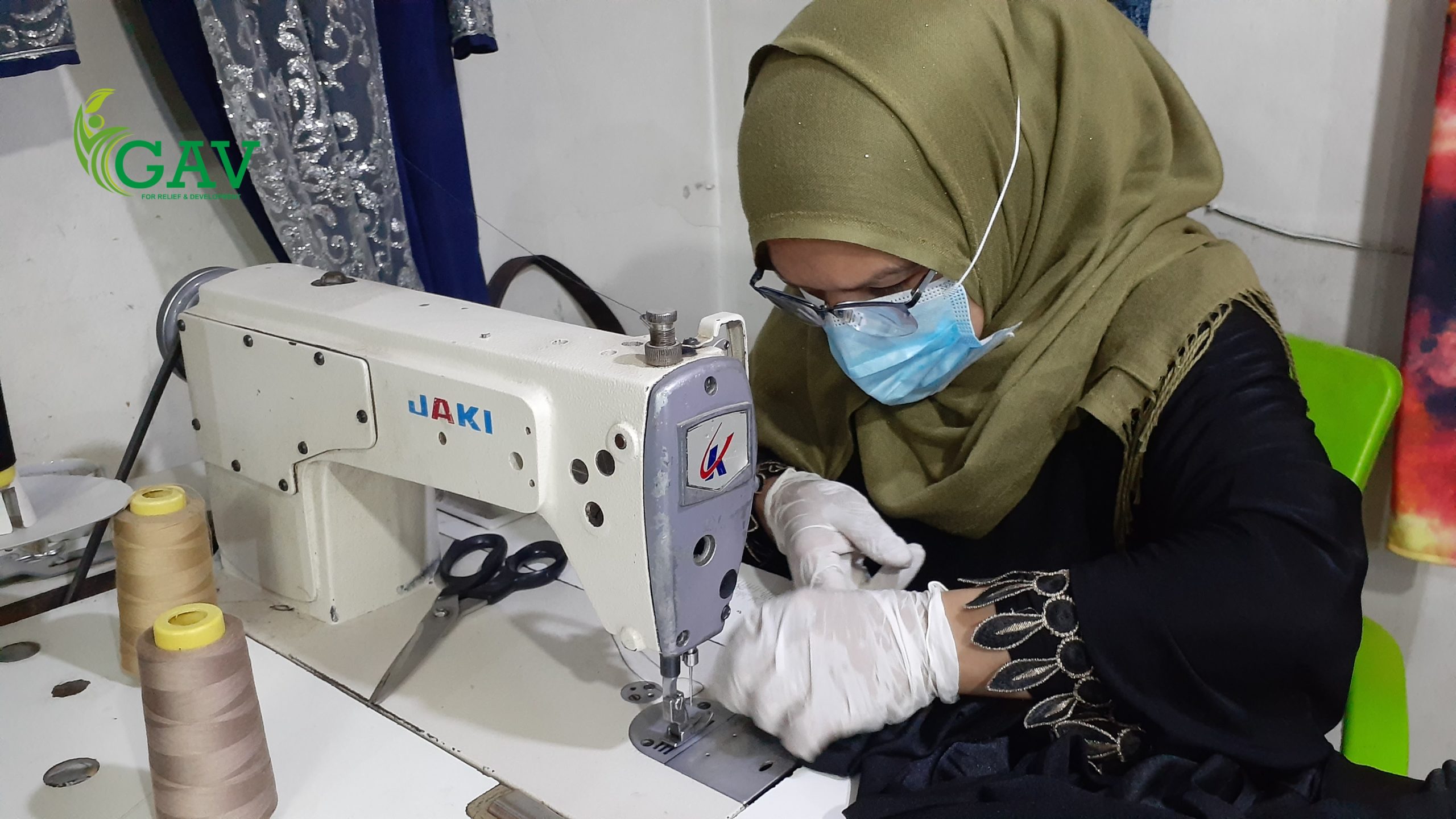 متدربات بازار خلال تصميم وخياطة الأزياء - GAV